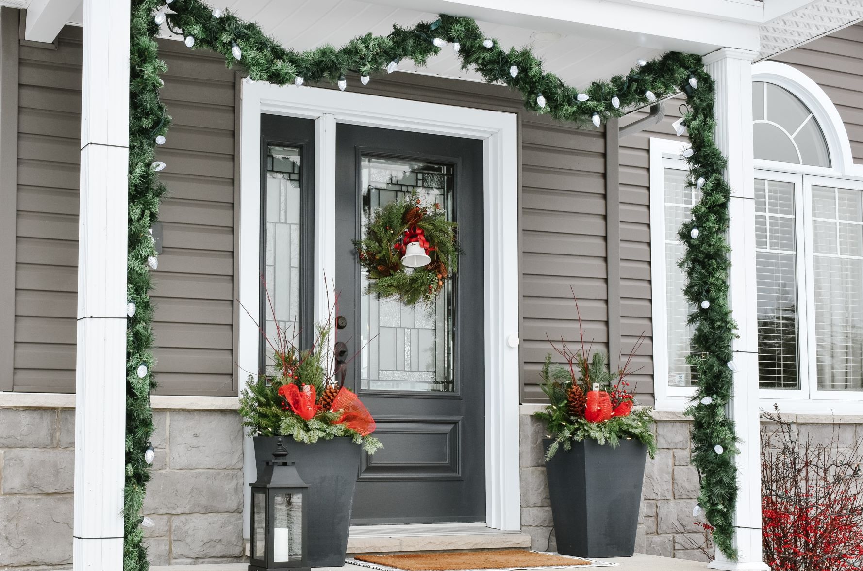 easy front porch Christmas decorations