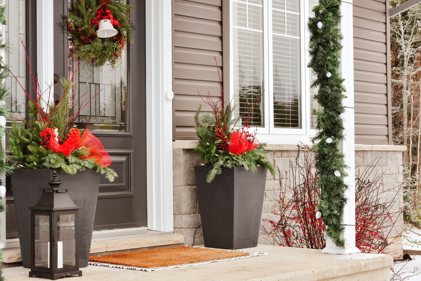 6 Easy Ideas to Add Holiday Cheer to Your Front Porch