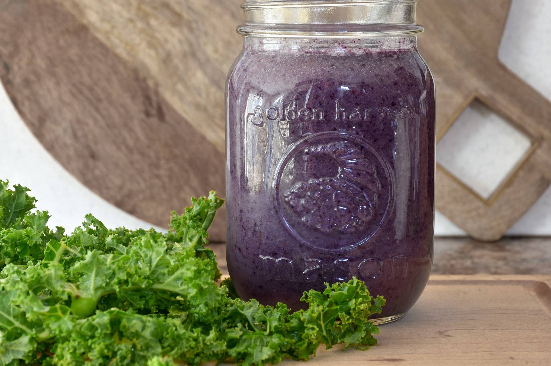 A Healthy & Freshing Blueberry Kale Smoothie Recipe